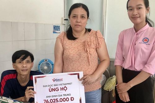 Trao hơn 76 triệu đồng đến anh Đinh Gia Trung bị liệt 2 chân