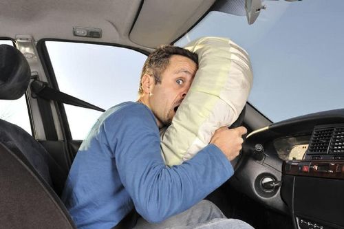 Tư thế ngồi lái xe và cầm vô-lăng để không bị thương khi túi khí bung