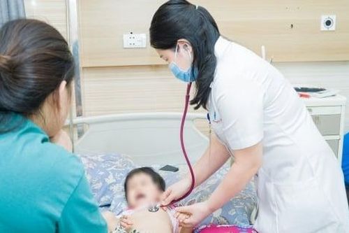 Bé gái 3 tuổi bị sốt mò, nhiễm trùng nguy kịch