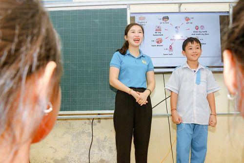 Lớp học tiếng Anh miễn phí cho học sinh vùng cao Nghệ An