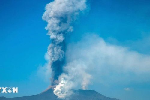 Italy: Sân bay ở Sicily giảm hoạt động vì núi lửa phun trào