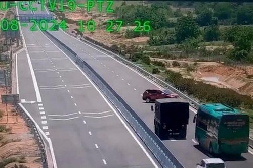 Thi trượt sát hạch, lái xe vẫn cố tình điều khiển ô tô quay đầu ngược chiều trên cao tốc