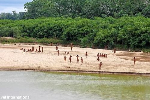 Xôn xao về bộ tộc tách biệt với thế giới xuất hiện bên bờ sông ở Peru