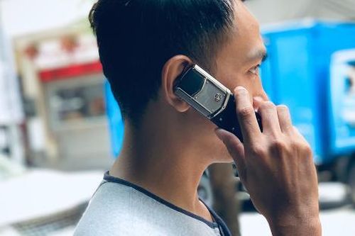 Trăn trở khi mua điện thoại di động giá tiền tỷ ở Việt Nam