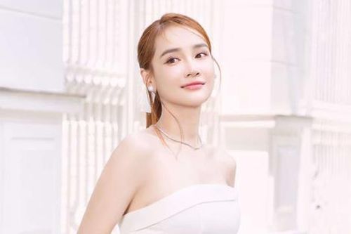 Nhã Phương khoe vai trần quyến rũ, nhan sắc mẹ hai con gây ngỡ ngàng