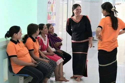 Thay đổi quan niệm sinh con tại nhà cho chồng và mẹ chồng sản phụ