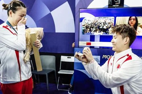 Nữ VĐV cầu lông bất ngờ được cầu hôn ngay sau khi đoạt Huy chương vàng Olympic Paris