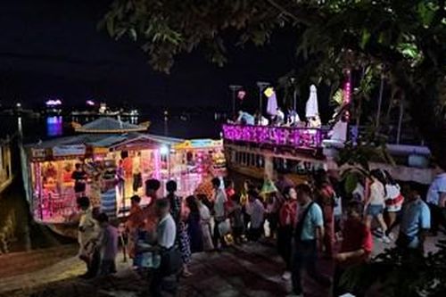 Vẫn chuyện ca Huế trên sông Hương