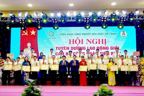 Công đoàn Công nghiệp Hóa chất Việt Nam: Tuyên dương 55 lao động giỏi và 40 cán bộ công đoàn tiêu biểu