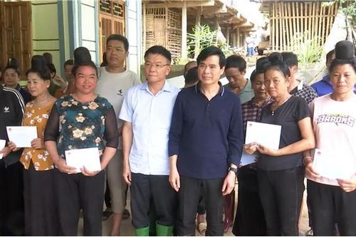 Phó Thủ tướng Chính phủ Lê Thành Long đến thăm, động viên người dân vùng lũ bản Phiêng Nghè, xã Chiềng Đen, tỉnh Sơn La