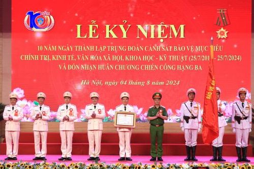 Cảnh sát bảo vệ mục tiêu chính trị, kinh tế, văn hóa xã hội, khoa học - kỹ thuật đón nhận Huân chương Chiến công