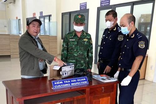 Ôm túi nilon chứa 1,2 kg vàng đi qua biên giới