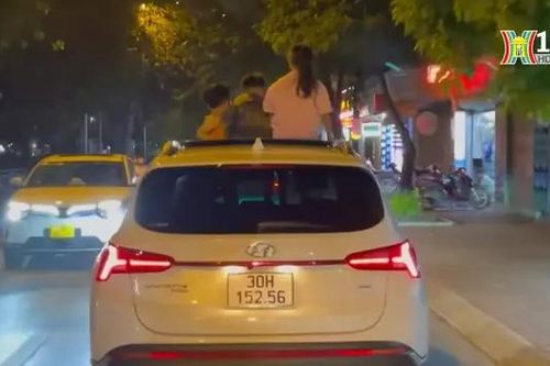 Nguy hiểm khi cho trẻ ngồi trên cửa nóc ô tô
