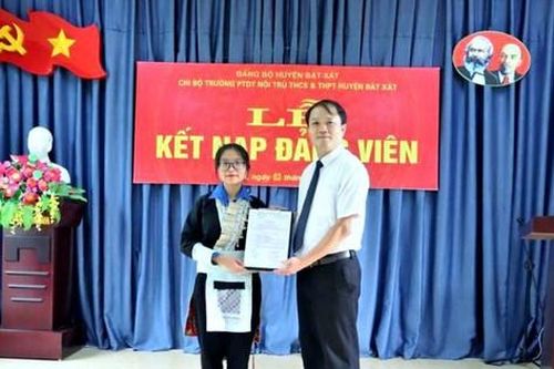 2 học sinh người dân tộc thiểu số ở vùng cao Bát Xát được kết nạp vào Đảng