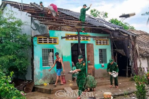 Xã Khánh Tiến, huyện U Minh: Lốc xoáy làm tốc mái 3 căn nhà
