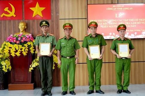 Khen thưởng các tập thể xuất sắc phá nhanh vụ án giết người, cướp xe ôm