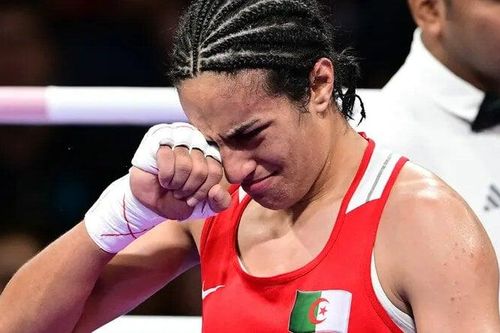 Võ sĩ bị nghi chuyển giới òa khóc: 'Tôi là nữ'