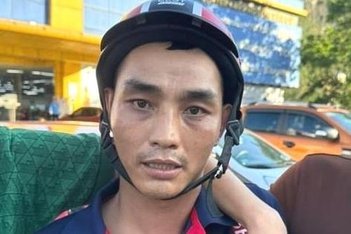 Ngồi uống nước ở vỉa hè, hai du khách nước ngoài bị gã shipper cướp giật tài sản