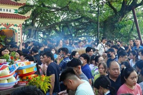 Phủ Tây Hồ đông nghịt người lễ, bái ngày đầu tháng 'cô hồn'