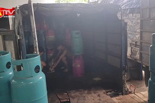 Cơ sở san, chiết gas trái phép quy mô lớn 'ngụy trang' trong xe tải