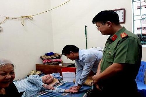 Nhiều hoạt động thăm hỏi, tặng quà các gia đình thương binh liệt sỹ và cơ sở tôn giáo