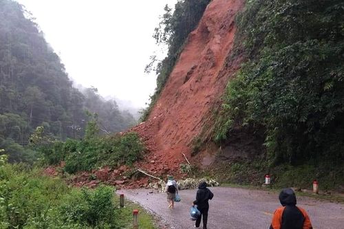 Sạt lở đất vùi lấp cháu bé 6 tháng tuổi lúc rạng sáng