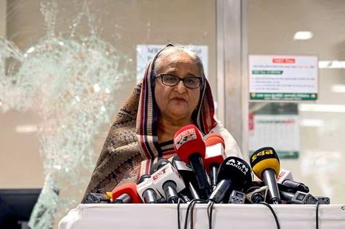 Thủ tướng Bangladesh Sheikh Hasina từ chức, lên trực thăng rời đất nước