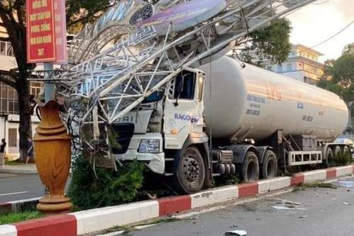 Tai nạn giao thông mới nhất 5/8/2024: xe bồn chở khí ga tông sập cổng chào