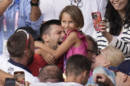 Djokovic bật khóc, nói HCV là 'thành tựu lớn nhất sự nghiệp', úp mở khả năng tham dự Olympic 2028