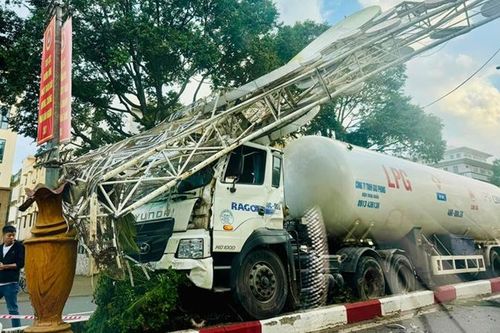 Xe bồn chở khí gas tông sập cổng trang trí giữa trung tâm thành phố Buôn Ma Thuột