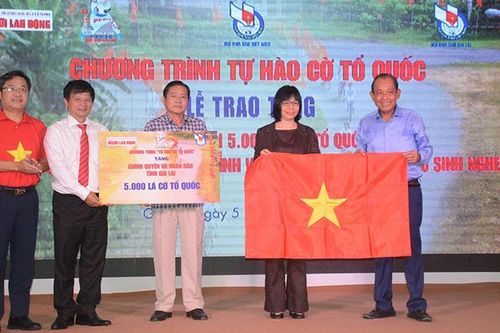 Tặng 5.000 cờ Tổ quốc cho cán bộ chiến sĩ và người dân tỉnh Gia Lai