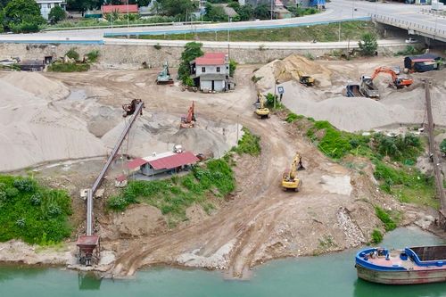 Nhức nhối những 'núi cát' trong lòng thành phố Hòa Bình