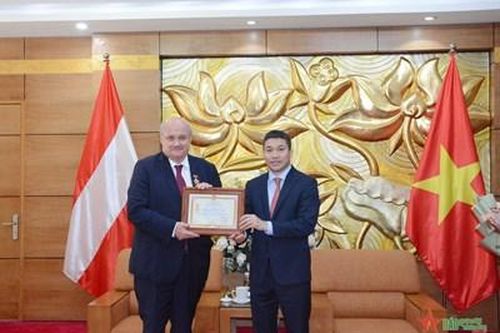 Trao Kỷ niệm chương tặng Đại sứ Áo tại Việt Nam