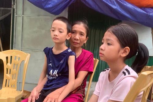 Mẹ bỏ đi, bố qua đời đột ngột