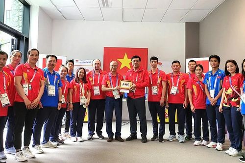Đi xa để nhìn gần