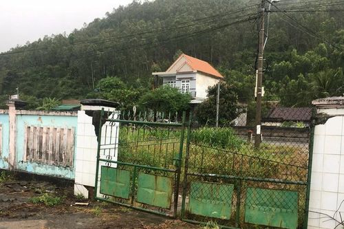Vựa muối và nhà máy muối bỏ hoang