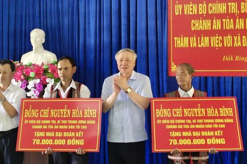 Chánh án TAND tối cao Nguyễn Hòa Bình thăm, làm việc vùng bị ảnh hưởng động đất