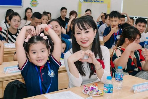 Khoảnh khắc ngộ nghĩnh của trẻ lớp 1 khi làm quen với ngôi trường mới