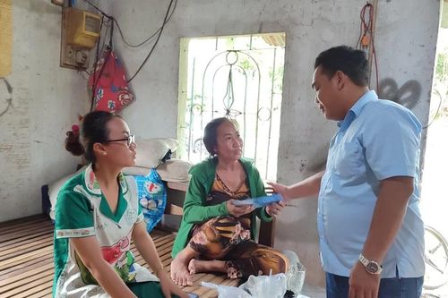 Trường ĐH Đồng Tháp hỗ trợ nữ sinh viên khó khăn tiếp tục đến trường