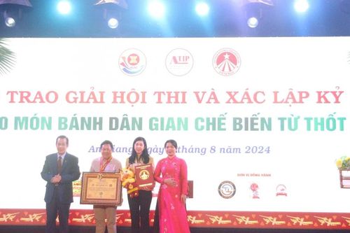 Sôi nổi Hội thi xác lập kỷ lục 100 món bánh dân gian từ thốt nốt