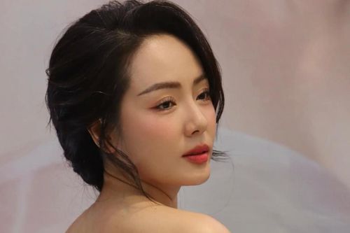 Nhan sắc 'lão hóa ngược' của ca sĩ Phương Linh