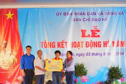 Cục Phổ biến, giáo dục pháp luật: Trao tặng tủ sách pháp luật và học bổng tại Gia Lâm