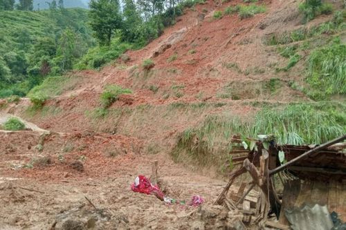 Sạt lở đất khiến 1 người chết, 2 người bị thương ở Hà Giang