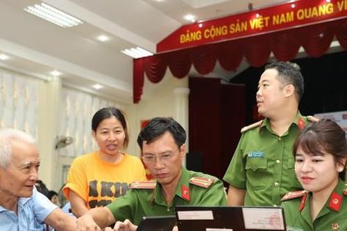 Công an TPHCM hỗ trợ cấp thẻ căn cước cho người khuyết tật cơ nhỡ