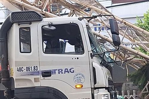 Xe đầu kéo chở ga đâm sập cổng trang trí ở thành phố Buôn Ma Thuột