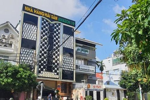 Cảnh sát 'đột kích' nhà hàng karaoke ở TPHCM