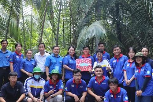 Phó Chủ tịch UBND tỉnh Bến Tre động viên chiến sĩ tình nguyện