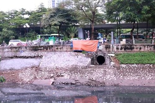 Nước sông Tô Lịch lại đen kịt, nổi váng sau ít ngày trong xanh