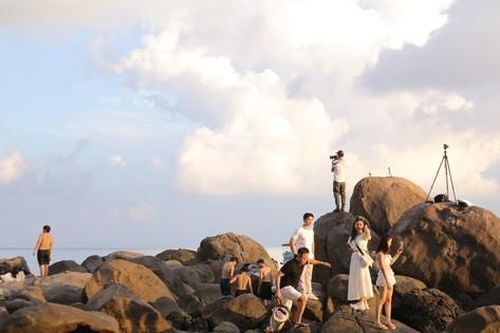 Giới trẻ check-in bãi đá độc đáo ở Đà Nẵng ngắm bình minh, hoàng hôn