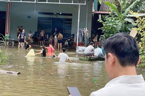 Lũ dâng cao gây ngập nhiều nhà dân ven sông ở Lào Cai